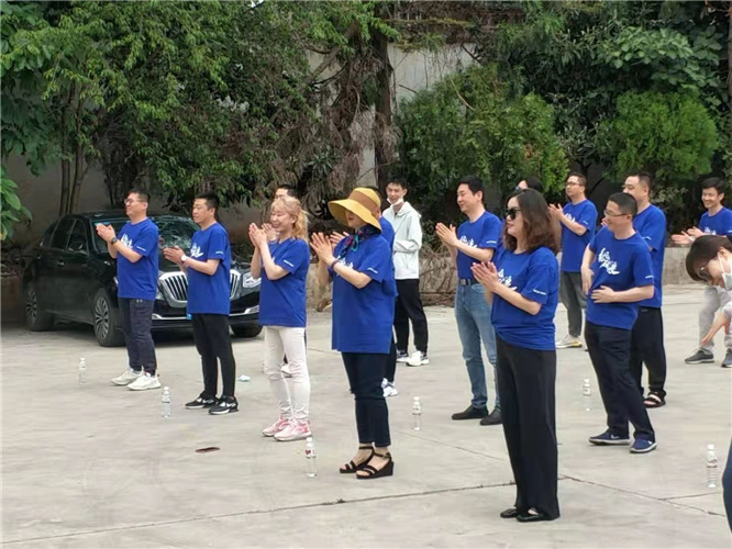 大理非遺扎染鮮花餅花漾時(shí)光體驗(yàn)團(tuán)建之旅