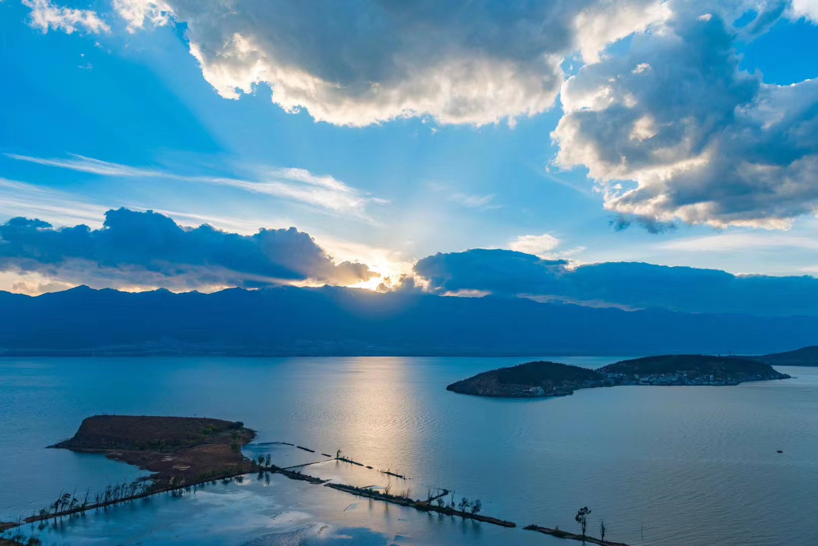 大理洱海里的美麗島嶼—金梭島和銀梭島  大理洱海旅拍好去處